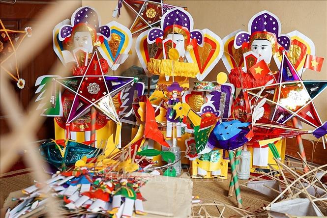 Nguyen Thi Tuyen of Van Canh village (Hoai Duc district, Hanoi) specialises in making star-shaped lanterns and paper doctors. VNA Photo: Khánh Hoà 