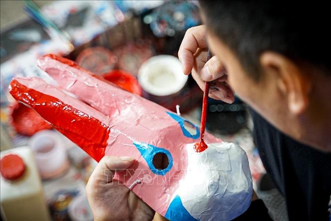 Making paper mache masks requires an eye for detail and meticulous, experienced hands. VNA Photo: Khánh Hoà
