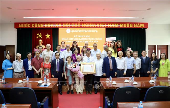 Lãnh đạo Viện Khoa học Xã hội vùng Nam Bộ các thời kỳ cùng gia đình cố Phó Giáo sư - Tiến sỹ Huỳnh Văn Vân tại chương trình. Ảnh: Hồng Giang - TTXVN