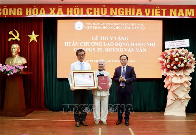 Lãnh đạo Viện Khoa học Xã hội vùng Nam Bộ trao Huân chương Lao động Hạng Nhì cho gia đình cố Phó Giáo sư - Tiến sỹ Huỳnh Văn Vân. Ảnh: Hồng Giang - TTXVN