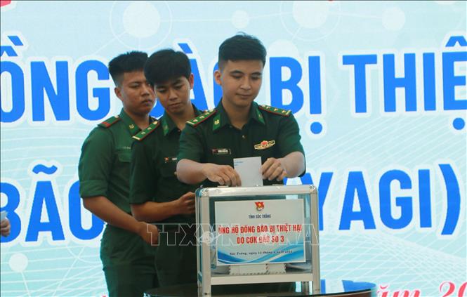 Đoàn viên thanh niên Bộ Chỉ huy Biên phòng tỉnh Sóc Trăng tham gia quyên góp ủng hộ các địa phương bị ảnh hưởng bảo số 3. Ảnh: Tuấn Phi-TTXVN