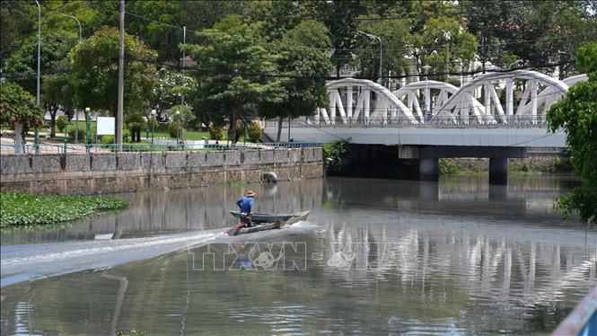Rạch Tây Ninh đoạn chảy qua Cầu Quang thuộc thành phố Tây Ninh, tỉnh Tây Ninh bị ô nhiễm. Ảnh: Minh Phú - TTXVN