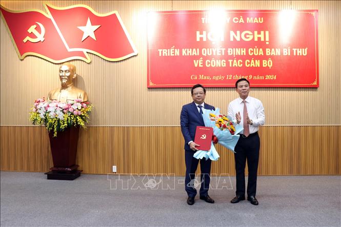 Phó trưởng Ban Tổ chức Trung ương Đỗ Trọng Hưng, tặng hoa chúc mừng ông Nguyễn Đức Hiển vừa được Ban Bí thư quyết định điều động, giữ chức Phó Bí thư Tỉnh ủy Cà Mau, nhiệm kỳ 2020 - 2025. Ảnh: Kim Há – TTXVN