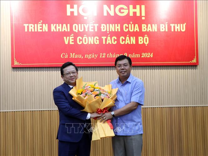 Bí thư Tỉnh ủy, Chủ tịch HĐND tỉnh Cà Mau Nguyễn Tiến Hải tặng hoa chúc mừng đồng chí Nguyễn Đức Hiển vừa được Ban Bí thư quyết định điều động, giữ chức Phó Bí thư Tỉnh ủy Cà Mau, nhiệm kỳ 2020 - 2025. Ảnh: Kim Há – TTXVN
