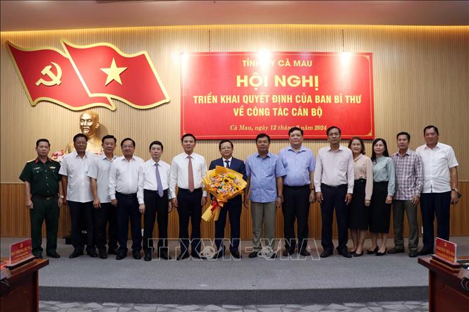 Tân Phó Bí thư Tỉnh ủy Cà Mau Nguyễn Đức Hiển với lãnh đạo Ban Tổ chức Trung ương và Ban Thường vụ Tỉnh ủy Cà Mau. Ảnh: Kim Há - TTXVN
