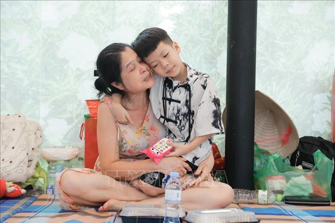 Người dân phường Chương Dương di chuyển đến nơi ở an toàn. Ảnh: Minh Quyết - TTXVN