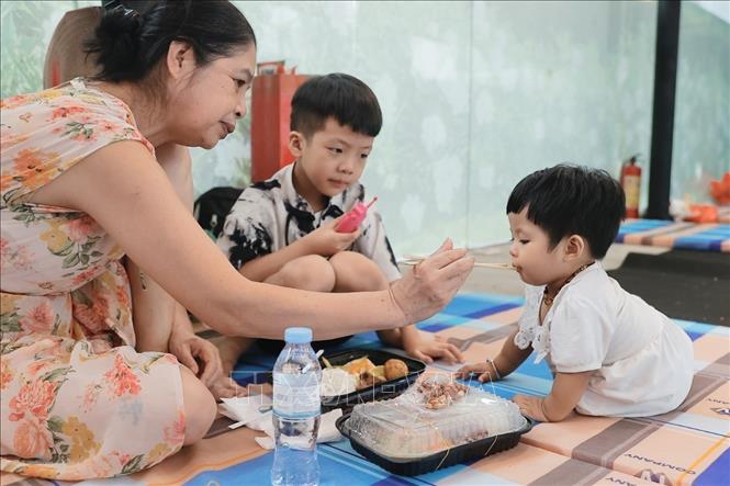 Người dân phường Chương Dương di chuyển đến nơi ở an toàn. Ảnh: Minh Quyết - TTXVN