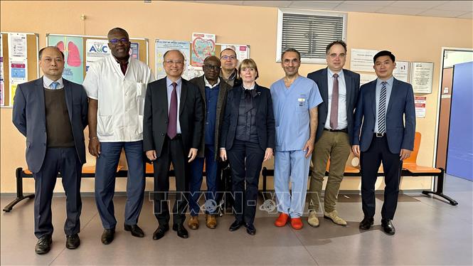 Đoàn công tác Đại sứ quán Việt Nam tại Pháp chụp ảnh lưu niệm cùng các bác sĩ Bệnh viện Pierre Bérégovoy hợp tác với Việt Nam. Ảnh: Thu Hà - P/v TTXVN tại Pháp
