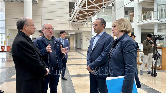 Đại sứ Việt Nam tại Pháp Đinh Toàn Thắng trong một buổi thăm và làm việc tại Bệnh viện Pierre Bérégovoy. Ảnh: Thu Hà - P/v TTXVN tại Pháp