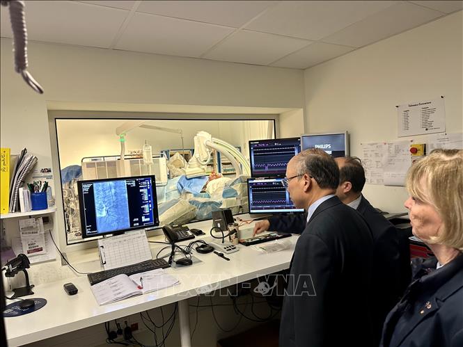 Đại sứ Việt Nam tại Pháp Đinh Toàn Thắng thăm Phòng can thiệp tim mạch tại Bệnh viện Pierre Bérégovoy.  Ảnh  Thu Hà -P/v TTXVN tại Pháp