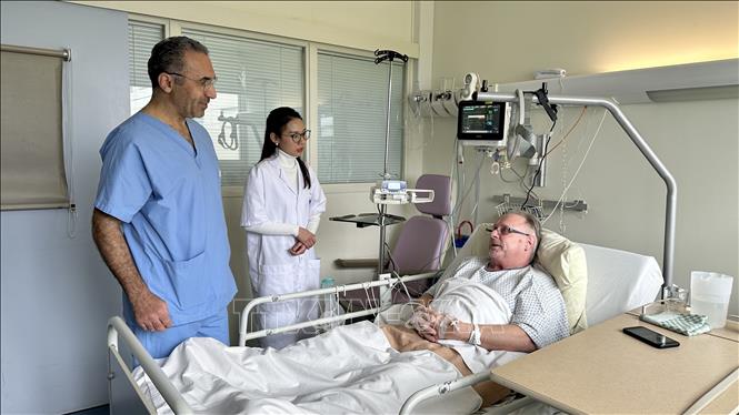 Bác sỹ Jacques Ballout hướng dẫn thực tập sinh Trương Thị Hoài. Ảnh  Thu Hà - P/v TTXVN tại Pháp