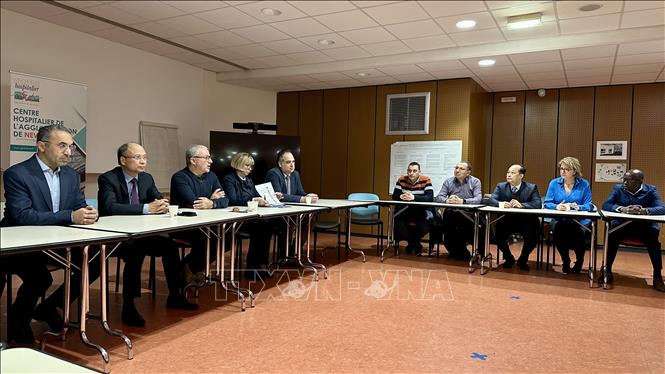 Đại sứ Việt Nam tại Pháp Đinh Toàn Thắng trong một buổi thăm và làm việc tại Bệnh viện Pierre Bérégovoy. Ảnh: Thu Hà -P/v TTXVN tại Pháp