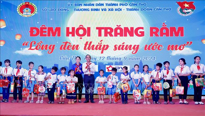Bí thư Thành đoàn Cần Thơ Lư Thị Ngọc Anh và lãnh đạo Huyện ủy Phong Điền trao quà Trung thu cho thiếu nhi. Ảnh: Thu Hiền - TTXVN
