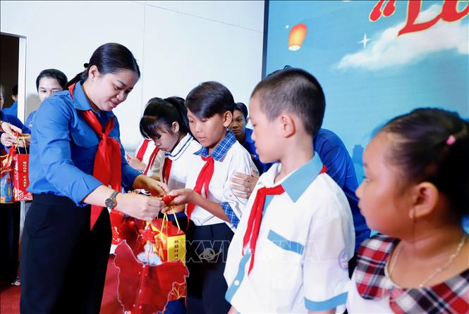 Bí thư Thành đoàn Cần Thơ Lư Thị Ngọc Anh trao quà Trung thu cho thiếu nhi. Ảnh: Thu Hiền - TTXVN