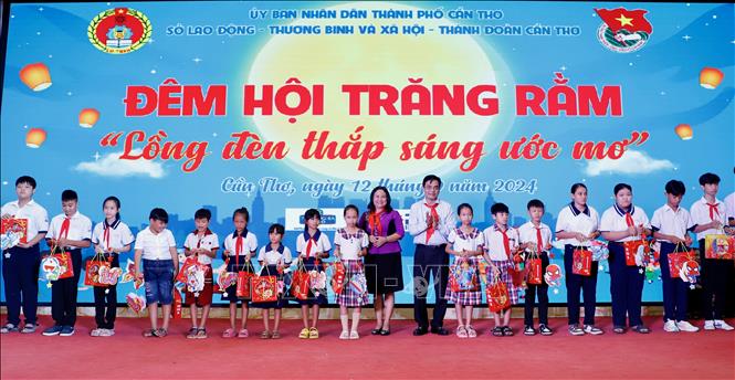Đại diện lãnh đạo thành phố Cần Thơ trao quà Trung thu cho thiếu nhi có hoàn cảnh khó khăn, vượt khó học tốt huyện Phong Điền. Ảnh: Thu Hiền - TTXVN