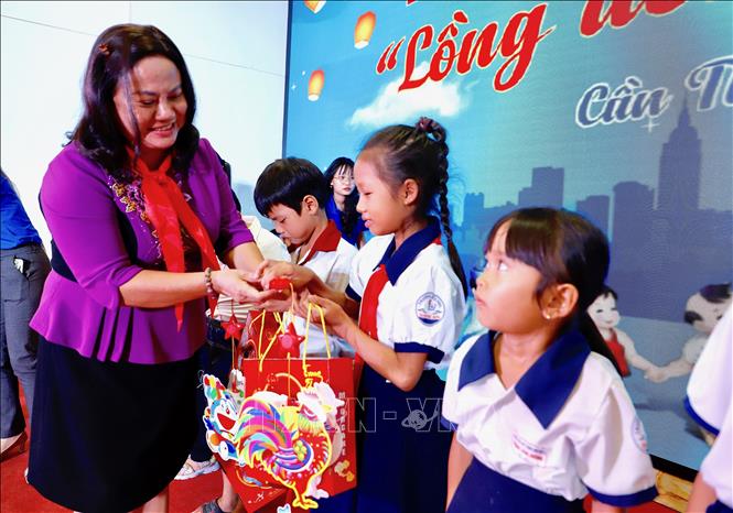 Bà Trần Thị Xuân Mai, Giám đốc Sở Lao động-Thương binh và Xã hội thành phố Cần Thơ trao quà cho thiếu nhi. Ảnh: Thu Hiền - TTXVN