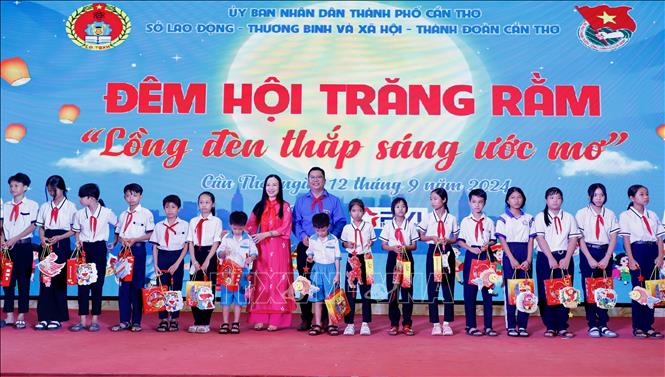 Đại diện lãnh đạo Sở Lao động-Thương binh và Xã hội phối hợp cùng Thành đoàn Cần Thơ trao quà Trung thu cho thiếu nhi. Ảnh: Thu Hiền - TTXVN