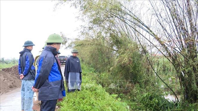 Ban chỉ huy phòng chống thiên tai và tìm kiếm cứu nạn thành phố Chí Linh trực tiếp kiểm tra an toàn đê điều và chỉ đạo khắc phục sự cố đê điều trên địa bàn. Ảnh: TTXVN phát