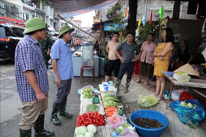 Người dân thị trấn Thất Khê, huyện Tràng Định (Lạng Sơn) từng bước ổn định cuộc sống, bắt đầu hoạt động buôn bán thực phẩm. Ảnh: Văn Đạt - TTXVN