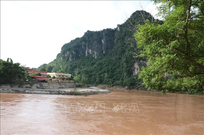 Mực nước trên sông Kỳ Cùng, đoạn qua thị trấn Na Sầm, huyện Văn Lãng (Lạng Sơn) đã rút chòi khu dân cư ven sông. Ảnh: Văn Đạt - TTXVN