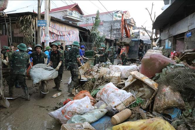 Lực lượng vũ trang, các đoàn thể và nhân dân thị trấn Thất Khê, huyện Tràng Định dọn dẹp rác thải sau mưa lũ (Lạng Sơn). Ảnh: Văn Đạt - TTXVN