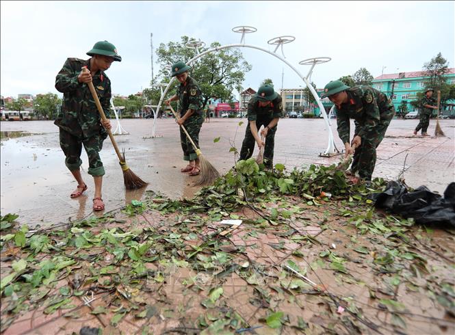 Cán bộ, chiến sĩ Sư đoàn 325 dọn dẹp môi trường tại thị trấn Chũ, huyện Lục Ngạn. Ảnh: Danh Lam - TTXVN