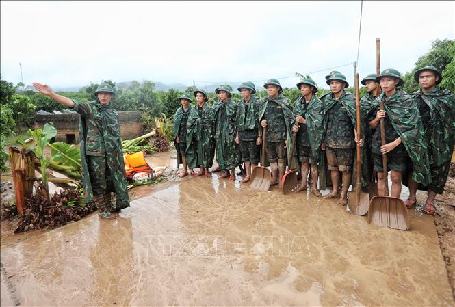 Cán bộ, chiến sĩ Sư đoàn 325 lên kế hoạch dọn dẹp môi trường tại thôn Khả Lã, xã Tân Lập, huyện Lục Ngạn do bão gây thiệt hại. Ảnh: Danh Lam - TTXVN