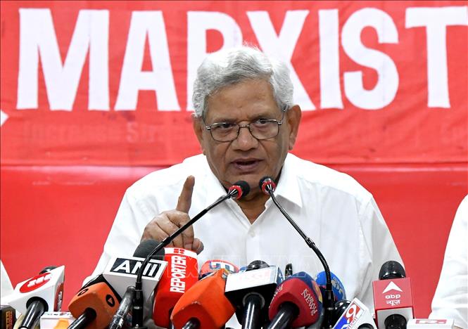 Tổng Bí thư Đảng Cộng sản Ấn Độ Marxist (CPI-M) Sitaram Yechury phát biểu với báo giới tại New Delhi ngày 4/4/2024. Ảnh: ANI/TTXVN