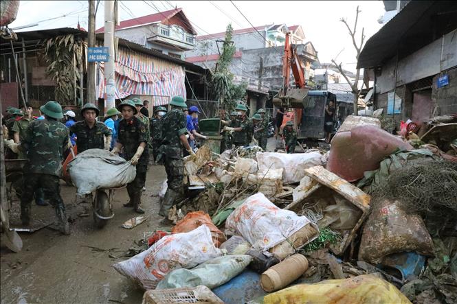 Lực lượng vũ trang, các đoàn thể và nhân dân thị trấn Thất Khê, huyện Tràng Định dọn dẹp rác thải sau mưa lũ (Lạng Sơn). Ảnh: Văn Đạt - TTXVN