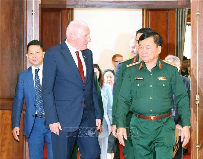 Thượng tướng Hoàng Xuân Chiến và Quốc vụ khanh Quốc phòng Vương quốc Liên hiệp Anh và Ireland Vernon Coaker. Ảnh: Trọng Đức - TTXVN