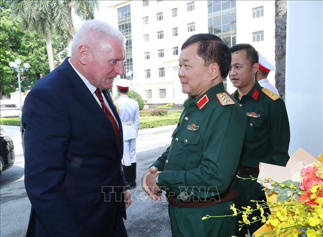 Thượng tướng Hoàng Xuân Chiến trao đổi với Quốc vụ khanh Quốc phòng Vương quốc Liên hiệp Anh và Ireland Vernon Coaker. Ảnh: Trọng Đức - TTXVN