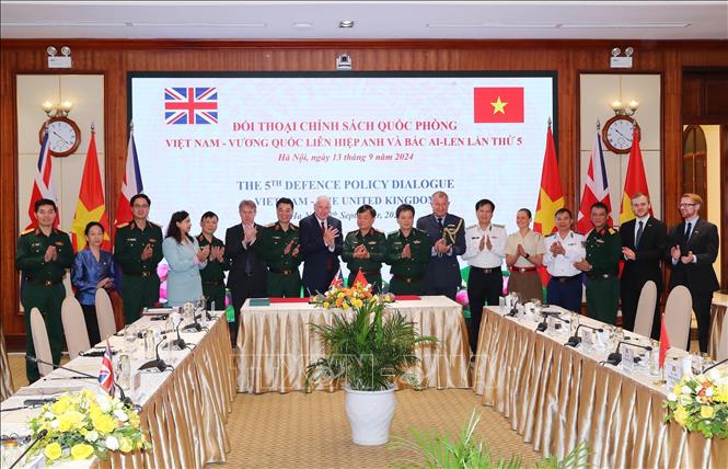 Thượng tướng Hoàng Xuân Chiến và Quốc vụ khanh Quốc phòng Vương quốc Liên hiệp Anh và Bắc Ireland Vernon Coaker cùng quan chức quốc phòng hai nước. Ảnh: Trọng Đức - TTXVN