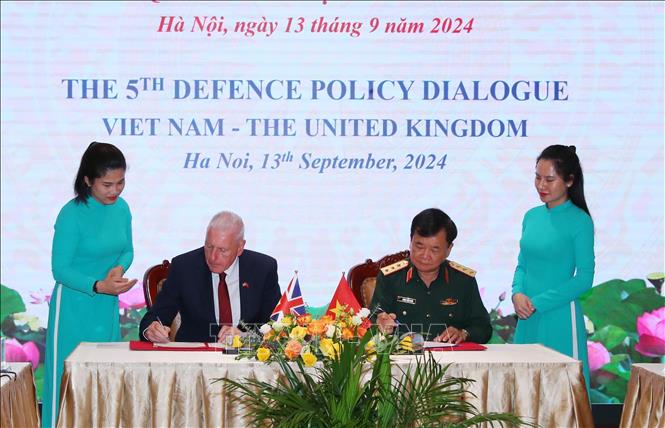Thượng tướng Hoàng Xuân Chiến, Thứ trưởng Bộ Quốc phòng và Ngài Vernon Coaker, Quốc vụ khanh Quốc phòng Vương quốc Liên hiệp Anh và Bắc Ireland ký Biên bản đối thoại chính sách quốc phòng Việt Nam - Liên hiệp Anh và Bắc Ireland lần thứ 5. Ảnh: Trọng Đức - TTXVN