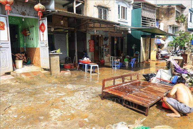 Người dân dọn dẹp nhà cửa, lau dọn đồ đạc (ảnh chụp lúc 9h18). Ảnh: Tuấn Anh - TTXVN