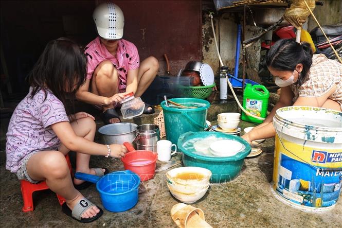 Người dân dọn dẹp nhà cửa, lau dọn đồ đạc (ảnh chụp lúc 9h31). Ảnh: Tuấn Anh - TTXVN