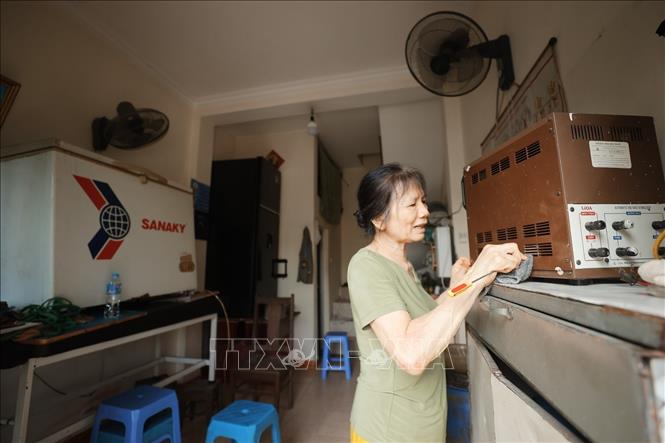 Người dân dọn dẹp nhà cửa (ảnh chụp lúc 9h25). Ảnh: Minh Quyết - TTXVN