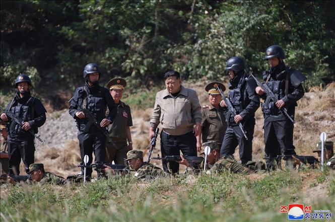 Nhà lãnh đạo Triều Tiên Kim Jong Un (giữa) thị sát cơ sở huấn luyện lực lượng tác chiến đặc biệt ngày 11/9/2024. Ảnh: Yonhap/TTXVN