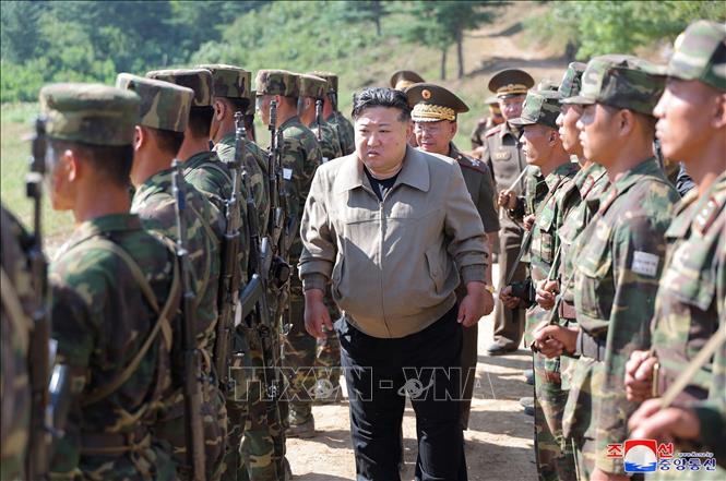 Nhà lãnh đạo Triều Tiên Kim Jong Un (giữa) thị sát cơ sở huấn luyện lực lượng tác chiến đặc biệt ngày 11/9/2024. Ảnh: Yonhap/TTXVN