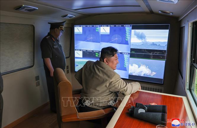 (Ảnh do Hãng thông tấn trung ương Triều Tiên (KCNA) đăng phát ngày 13/9/2024) Nhà lãnh đạo Triều Tiên Kim Jong Un giám sát vụ bắn thử nhằm xác minh hiệu suất của bệ phóng tên lửa đa nòng loại mới. Ảnh: Yonhap/TTXVN