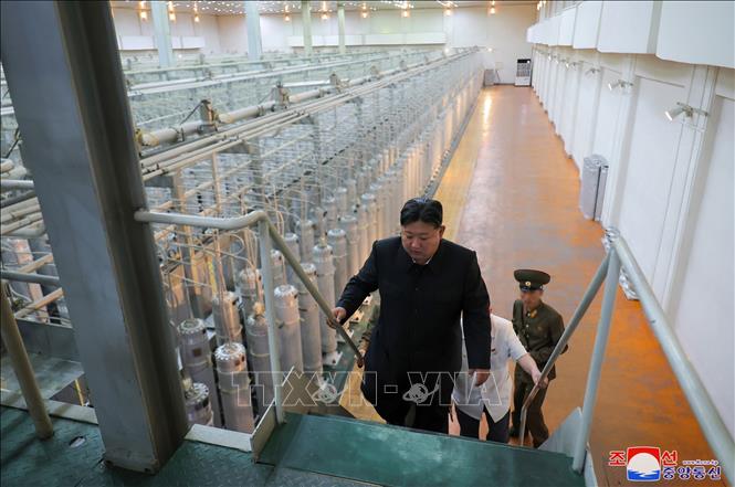 (Ảnh do Hãng thông tấn trung ương Triều Tiên (KCNA) đăng phát ngày 13/9/2024) Nhà lãnh đạo Triều Tiên Kim Jong Un thị sát Viện Vũ khí Hạt nhân và cơ sở sản xuất vật liệu hạt nhân. Ảnh: Yonhap/TTXVN