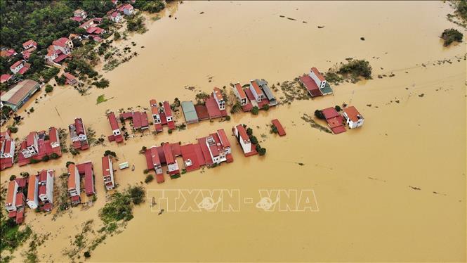 Đường vào xã Trí Yên đã ngập sâu. Ảnh: Danh Lam -TTXVN 