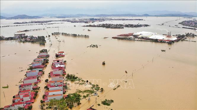 Đường vào xã Trí Yên đã ngập sâu. Ảnh: Danh Lam -TTXVN 