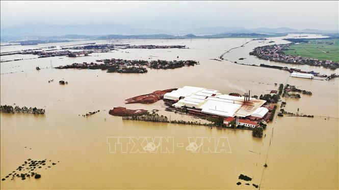 Đường vào xã Trí Yên đã ngập sâu. Ảnh: Danh Lam -TTXVN 