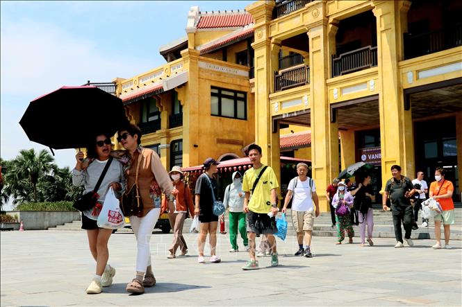 Khách du lịch tại Cảng tàu khách Quốc tế Hạ Long ngày 13/9/2024. Ảnh: Văn Đức - TTXVN 