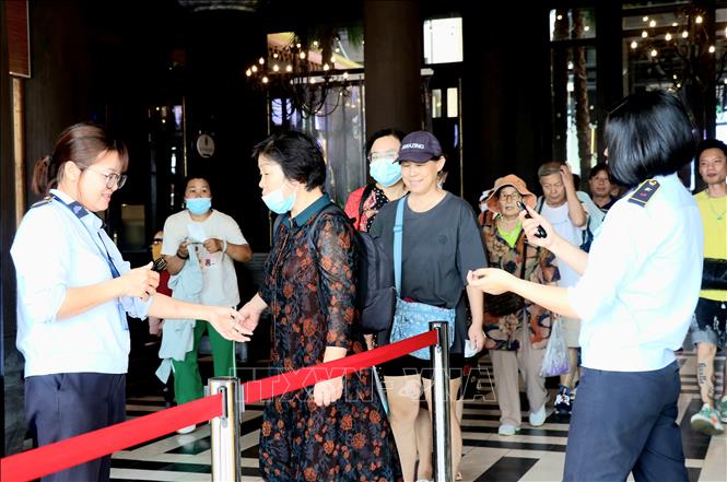 Khách du lịch tại Cảng tàu khách Quốc tế Hạ Long ngày 13/9/2024. Ảnh: Văn Đức - TTXVN 