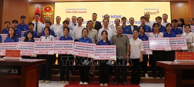 Trao hỗ trợ đợt 1/2024 cho sinh viên có hoàn cảnh khó khăn từ Quỹ Khuyến học tỉnh Kiên Giang. Ảnh: Lê Huy Hải - TTXVN