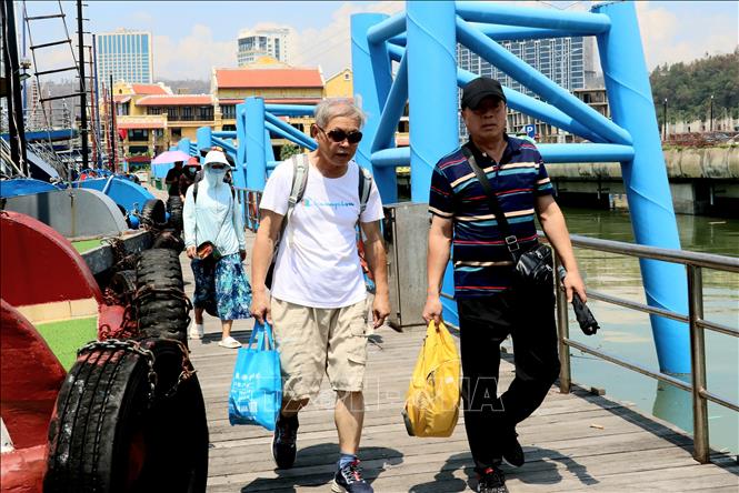 Đoàn khách quốc tế đi tàu thăm vịnh Hạ Long sáng 13/9/2024. Ảnh: Văn Đức - TTXVN