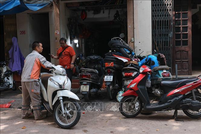 Sau khi nước rút, các tiệm sửa xe đã mở cửa trở lại để kiểm tra, sửa chữa các xe bị hư hỏng do ngập lụt. Ảnh: Hoàng Hiếu - TTXVN