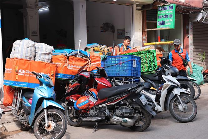 Một trung tâm chuyển phát nhanh trên phố Bạch Đằng đã mở cửa trở lại để kịp thời phục vụ nhu cầu người dân. Ảnh: Hoàng Hiếu - TTXVN