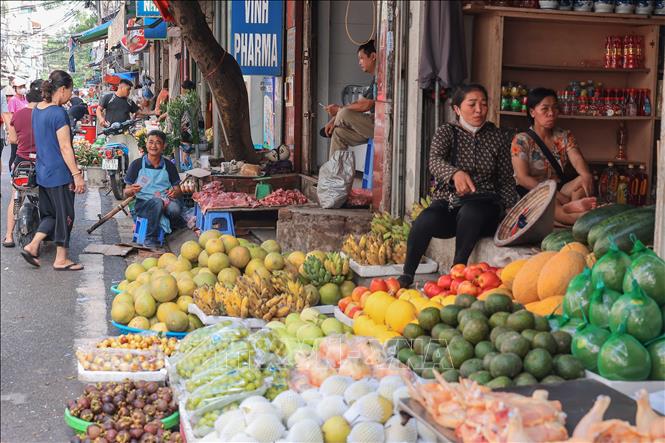 Chợ dân sinh trên đường Bạch Đằng đã lại nhộn nhịp trở lại, hàng hóa ê hề phục vụ nhu cầu mua sắm của nhân dân. Ảnh: Hoàng Hiếu - TTXVN